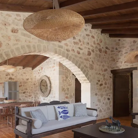 Nestor Villa, With Heated Pool & Absolute Privacy * Roumelí